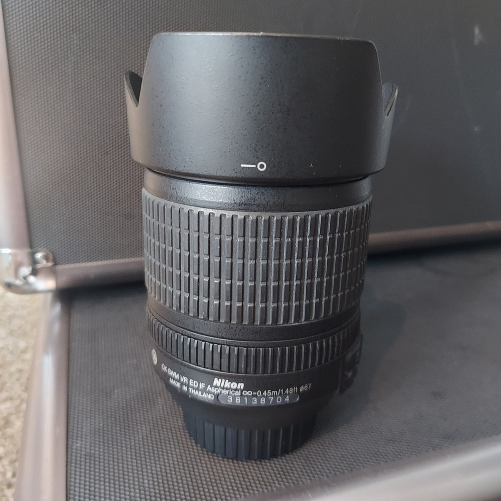 Nikon AF-S DX Nikkor 18-105mm f/3.5-5.6G ED VR Lens with Hood and Pouch